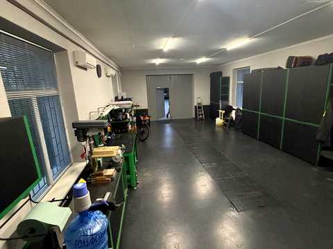 комерційна за адресою Центральна, 44