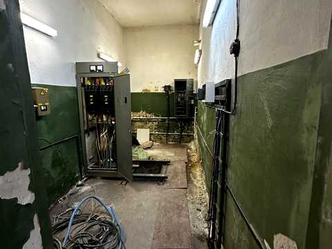 комерційна за адресою Салютна вул., 5Б