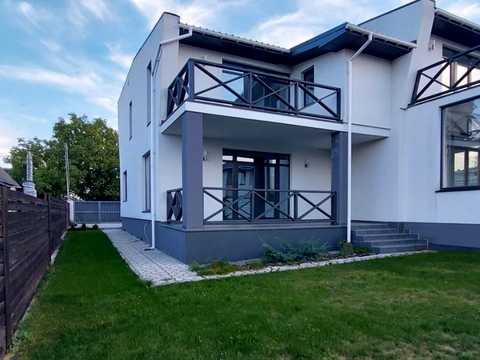 будинок за адресою с. Старі Петрівці, Миру