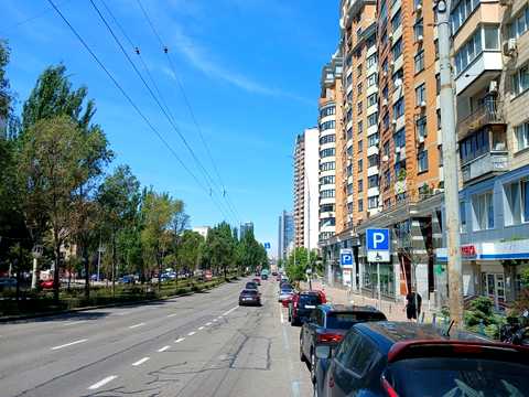 комерційна за адресою Лесі Українки бульв., 7-Б