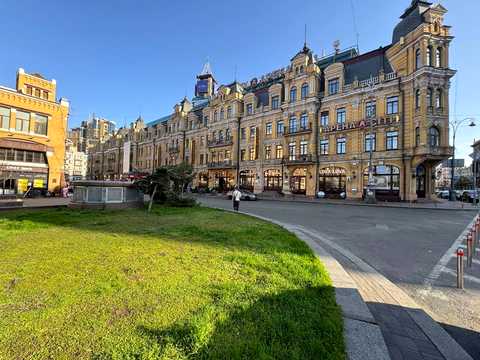 комерційна за адресою Велика Васильківська вул. (Червоноармійська), 1-3/2А