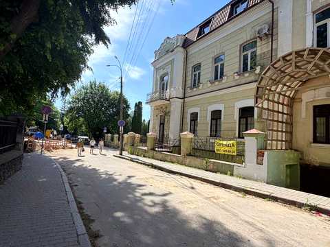 комерційна за адресою Драгоманова вул., 32