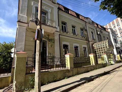 комерційна за адресою Драгоманова вул., 32
