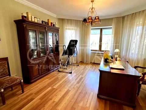 будинок за адресою с. Вишеньки, набережна