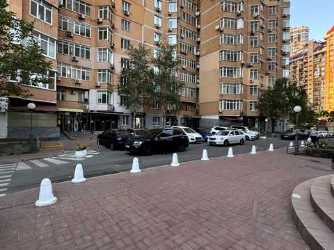 комерційна за адресою Євгена Коновальця вул. (Щорса), 32-Г