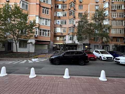 комерційна за адресою Євгена Коновальця вул. (Щорса), 32-Г