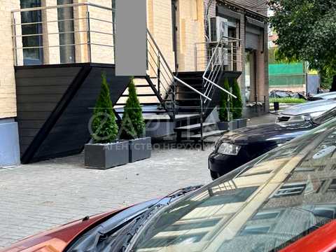 комерційна за адресою Межигірська вул., 57/17