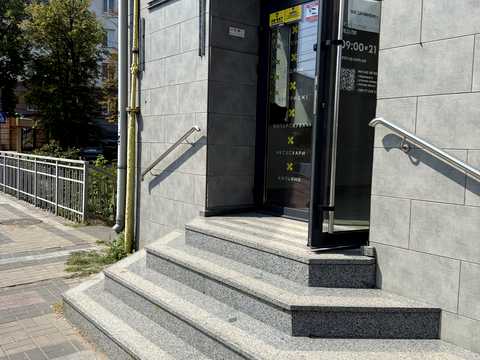 комерційна за адресою Винниченка вул., 45