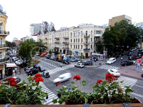 коммерческая по адресу Богдана Хмельницького ул., 1