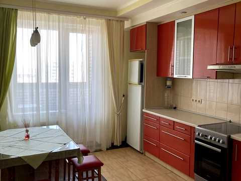 квартира за адресою Анни Ахматової вул., 18