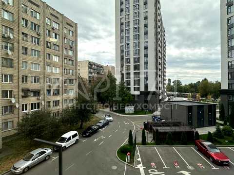 комерційна за адресою Любомира Гузара просп. (Космонавта Комарова), 1