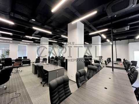 комерційна за адресою Михайлівська вул., 31