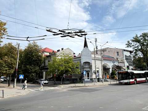 комерційна за адресою Тарнавського вул., 4