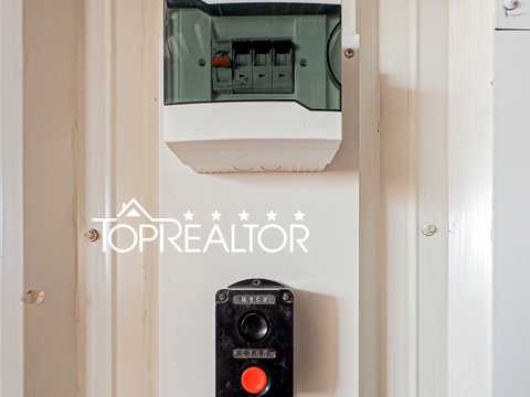 комерційна за адресою Залютинська вул., 4