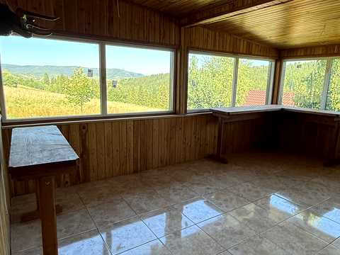 комерційна за адресою Турка, Травнева вул., 5