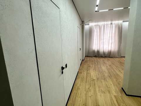 комерційна за адресою Дніпровська набережна вул., 18-А