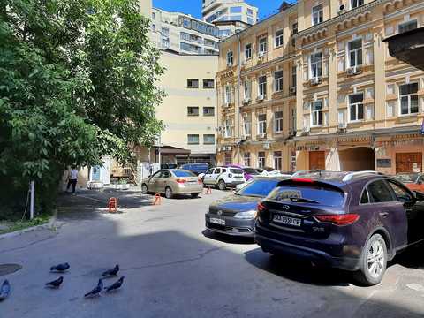 комерційна за адресою Володимирська вул., 51/53