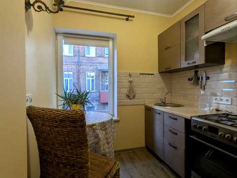 квартира за адресою Куликівський узвіз (Революції), 13
