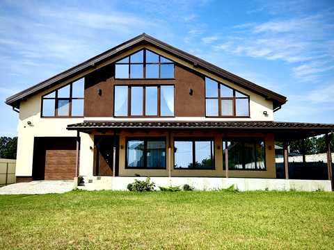 будинок за адресою с. Зарічани, Петрівська, 1