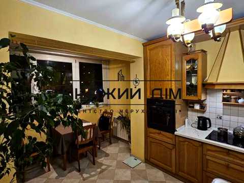 квартира за адресою Анни Ахматової вул., 15