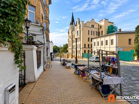 комерційна за адресою Андріївський узвіз, 30