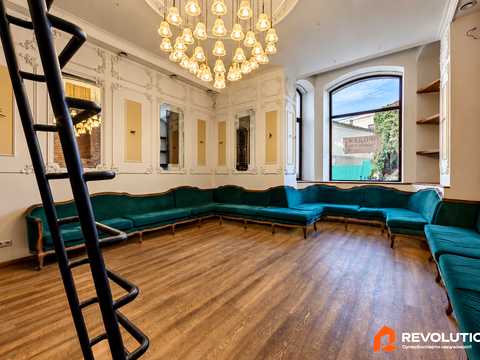 комерційна за адресою Андріївський узвіз, 30