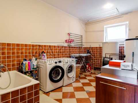 будинок за адресою с. Петропавлівська Борщагівка, Миру вул., 1