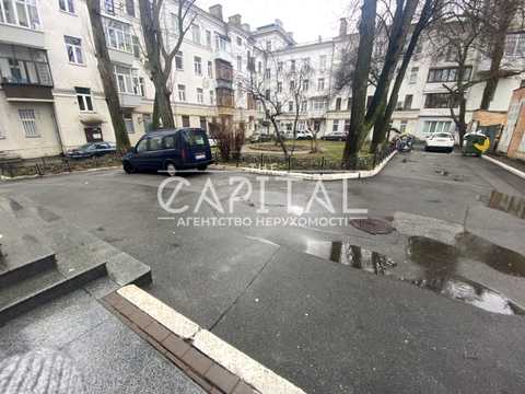 комерційна за адресою Липська вул., 10