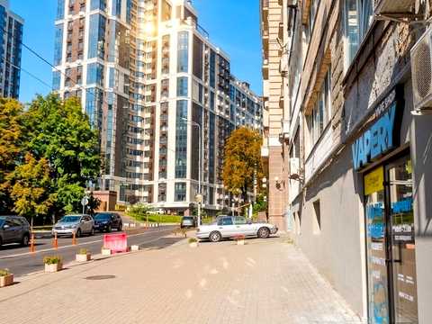 комерційна за адресою Золотоустівська вул., 26
