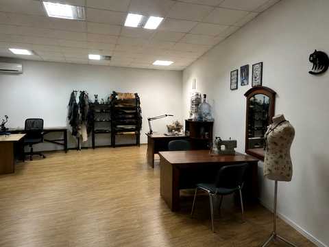 комерційна за адресою Лариси Руденко вул., 6а