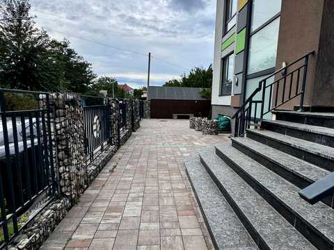 комерційна за адресою Шкільна вул., 40