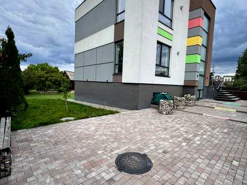 комерційна за адресою Шкільна вул., 40
