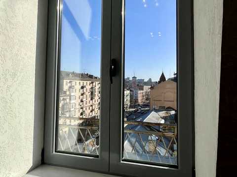 комерційна за адресою Володимирська вул., 4