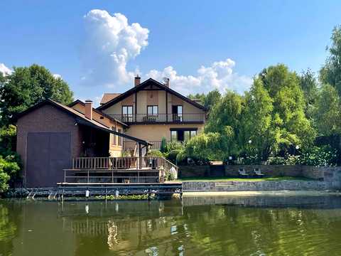 будинок за адресою Центральна вул., 3