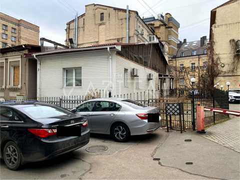 комерційна за адресою Саксаганського вул., 38-Б