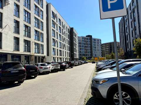 комерційна за адресою Героїв Майдану вул., 1