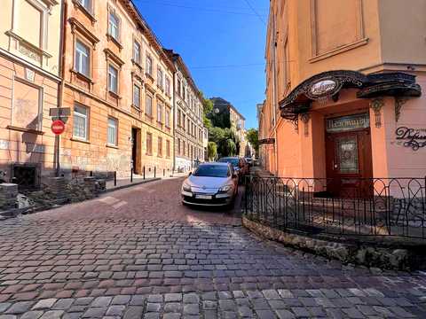комерційна за адресою Львів, Короля Данила пл., 2