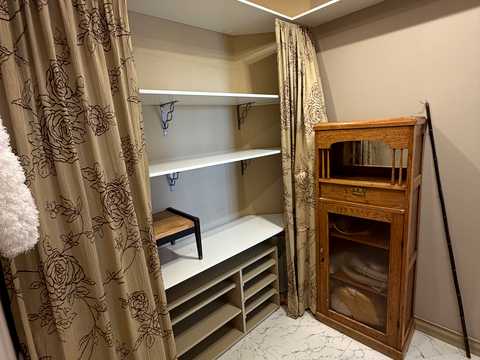 квартира за адресою Дніпровська набережна вул., 1