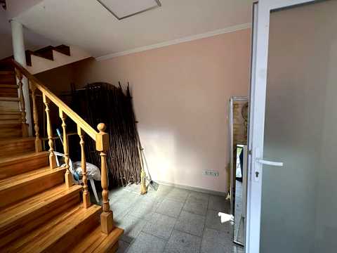 комерційна за адресою Центральна, 75А