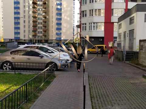 комерційна за адресою Драгоманова вул., 1-А