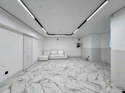 комерційна за адресою Двірська вул., 30