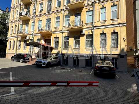 комерційна за адресою Саксаганського вул., 38-Б