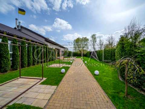 коммерческая по адресу Шкільна ул., 1