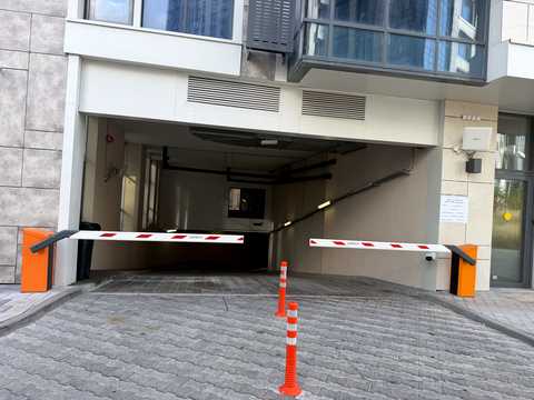 паркомісце за адресою Андрія Верхогляда вул. (Михайла Драгомирова), 28-А