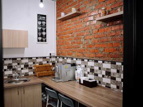 комерційна за адресою Раїси Окіпної вул., 18