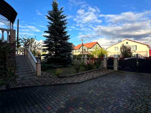 будинок за адресою майдан Перемоги пл., 4