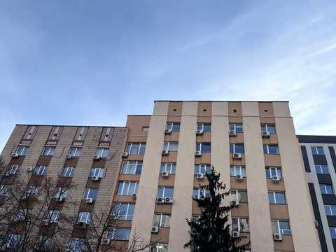 комерційна за адресою Голосіївська вул., 7