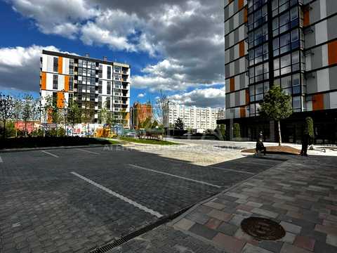 коммерческая по адресу Київська, 32