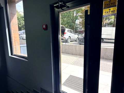 комерційна за адресою Залізнична вул., 1а
