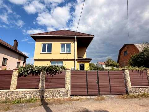 будинок за адресою Центральна, 8